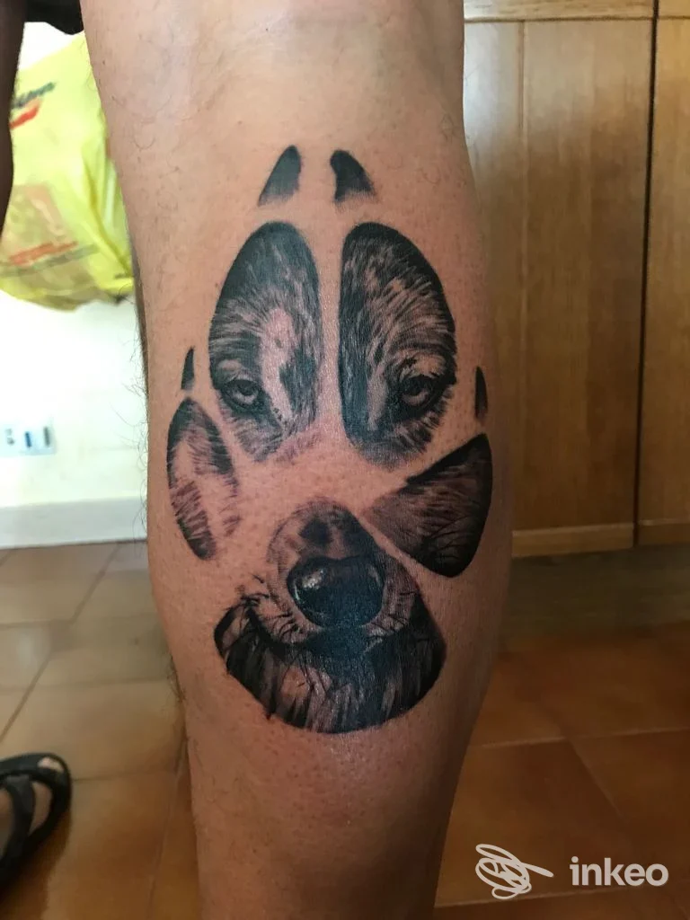Tatuaggio a impronta con volto di lupo frammentato sul polpaccio, Venerdì 17, Asti.