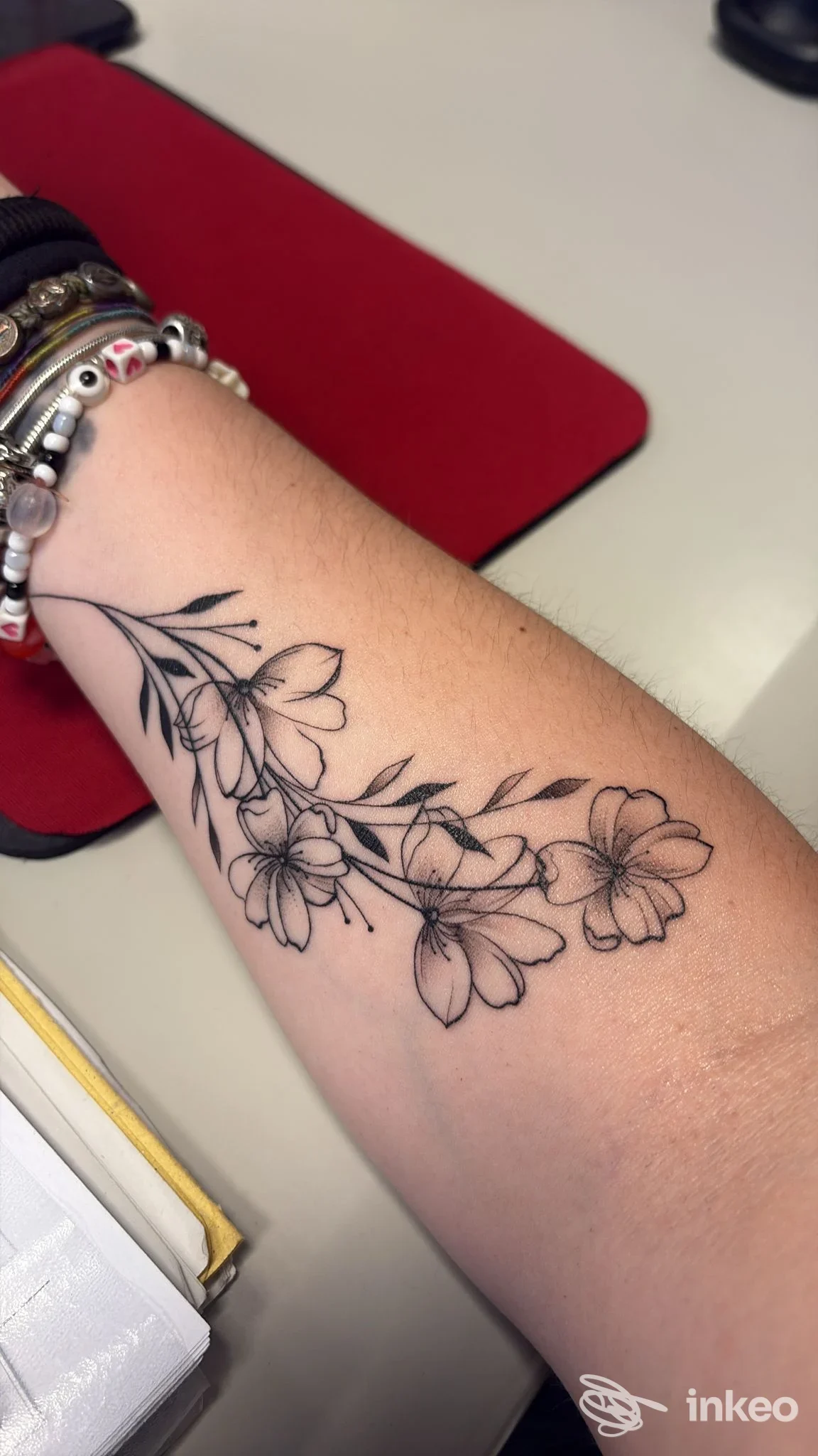 Tatuaggio floreale nero sull'avambraccio, foto inviata da ANICHINI MARTINA, Poggibonsi.