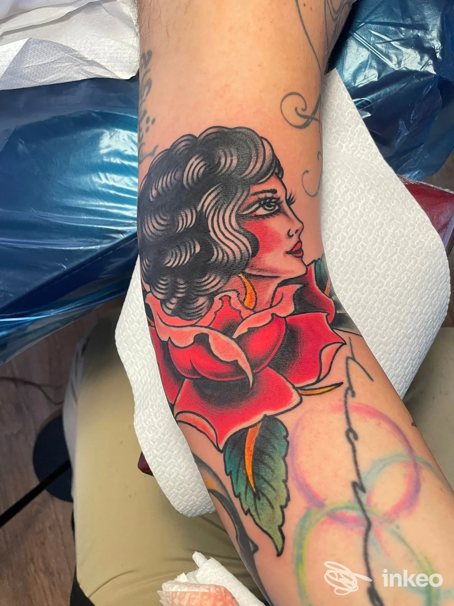Tatuaggio di volto femminile e rosa sull'avambraccio, Skull Society Perugia, Perugia.