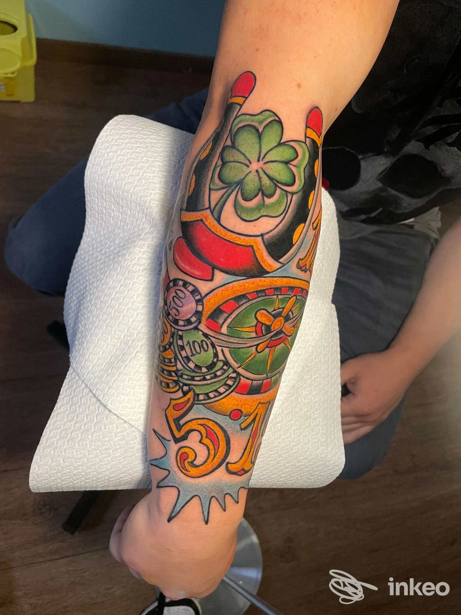 Tatuaggio colorato su avambraccio con motivi tradizionali, foto per Skull Society Perugia a Perugia.