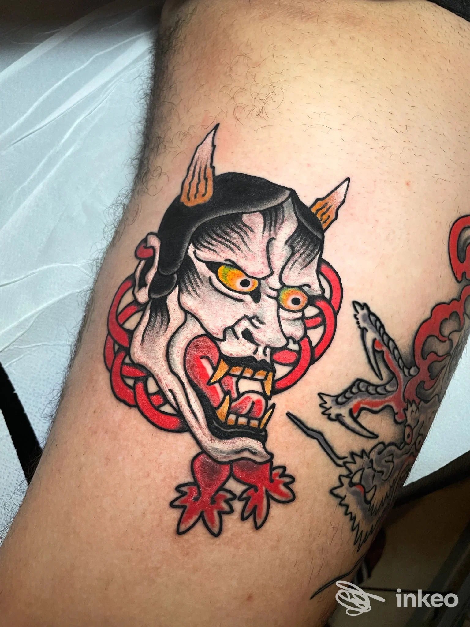 Tatuaggio a colori di maschera Hannya sulla coscia, realizzato da Skull Society Perugia a Perugia.
