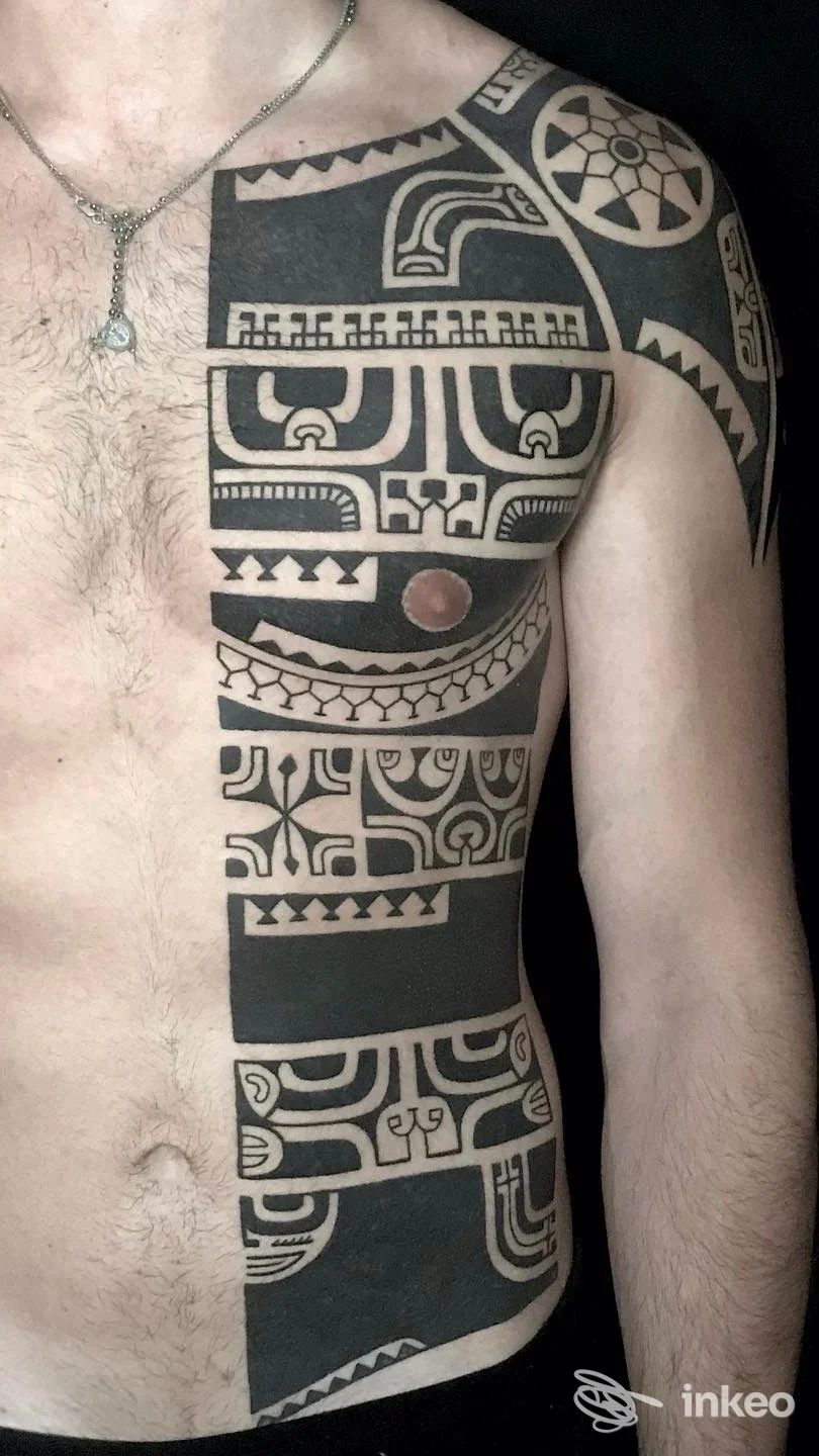Tatuaggio tribale a blocchi su petto, spalla e fianco destro, Raniero Patutiki, Genova.