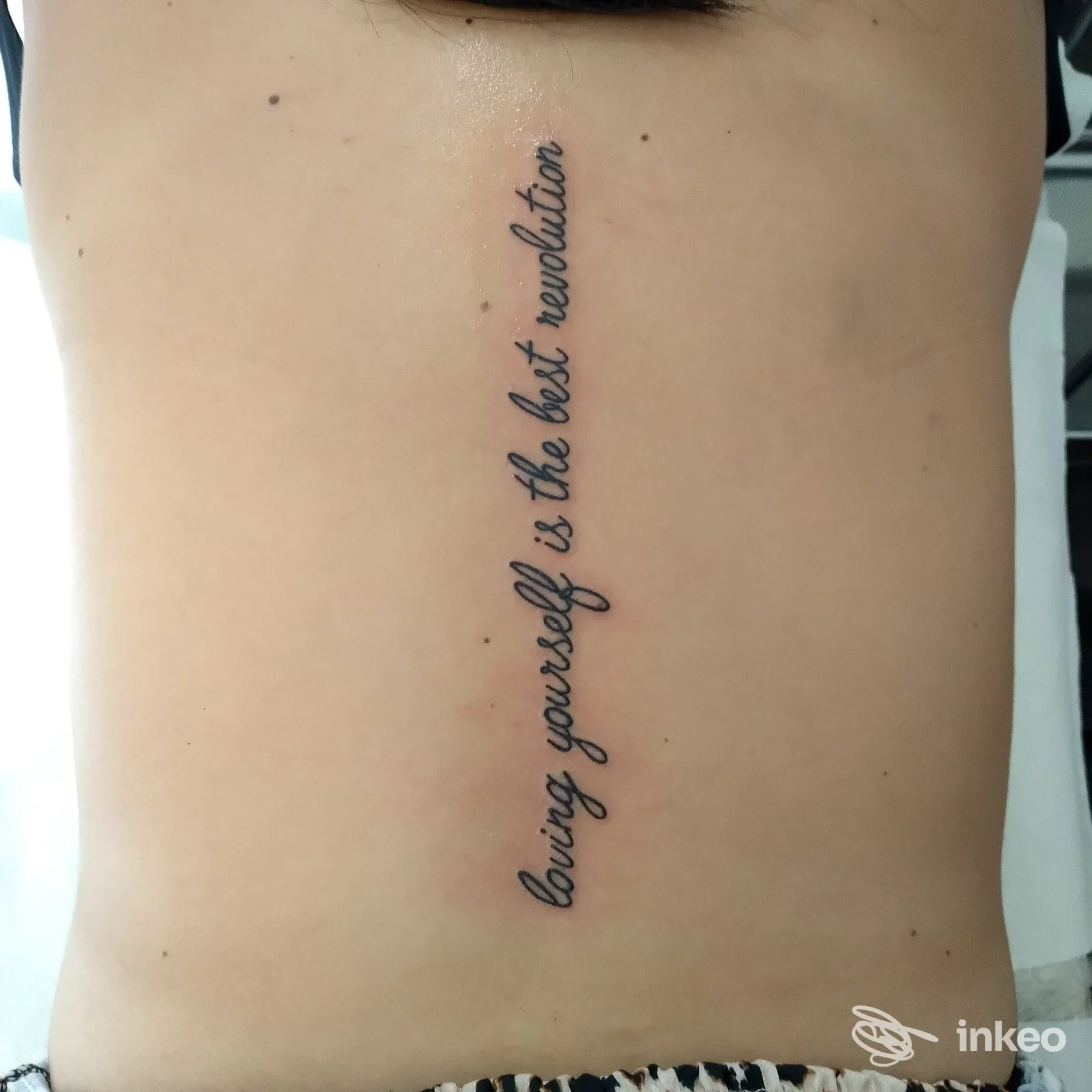 Tatuaggio testuale verticale lungo la colonna vertebrale, foto inviata da STUDIO REVIVAL TATTOO E PIERCING, San Felice Circeo.