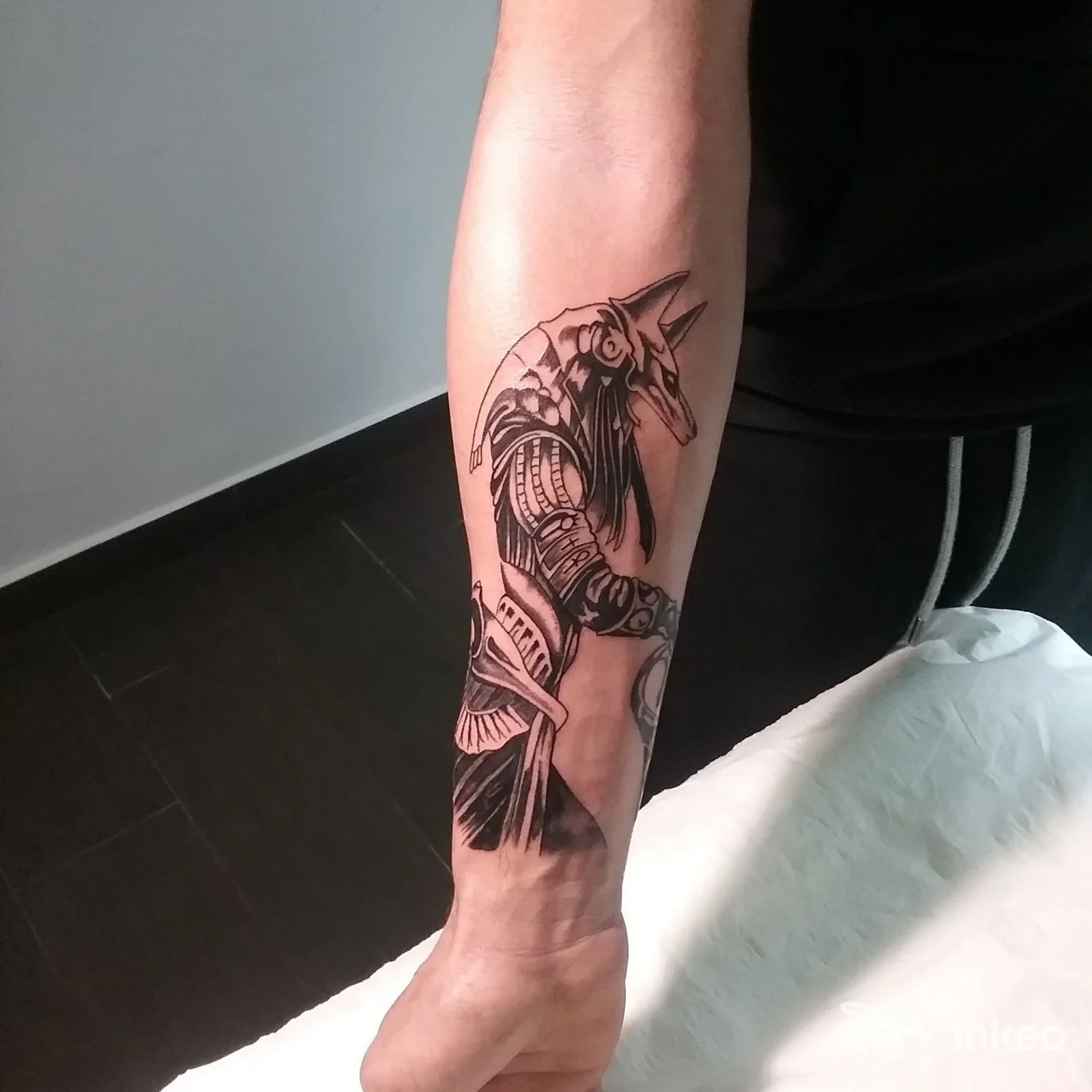 Avambraccio con tatuaggio nero raffigurante figura con testa di canide, foto fornita da STUDIO REVIVAL TATTOO E PIERCING a San Felice Circeo.