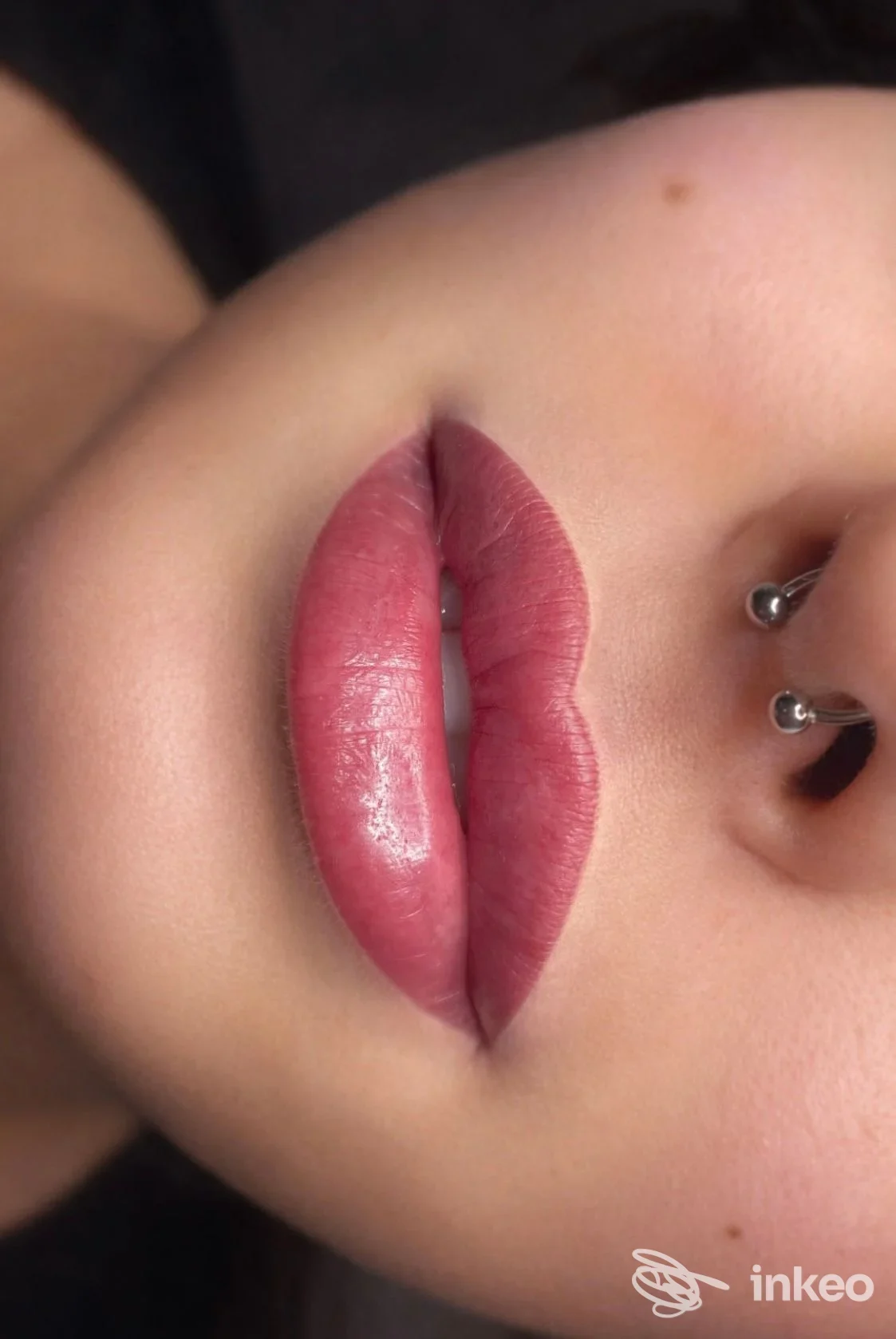 Primo piano di micropigmentazione labbra e piccolo piercing al naso, immagine fornita da Trucco permanente Varese - di Fabiola Borelli, Malnate.