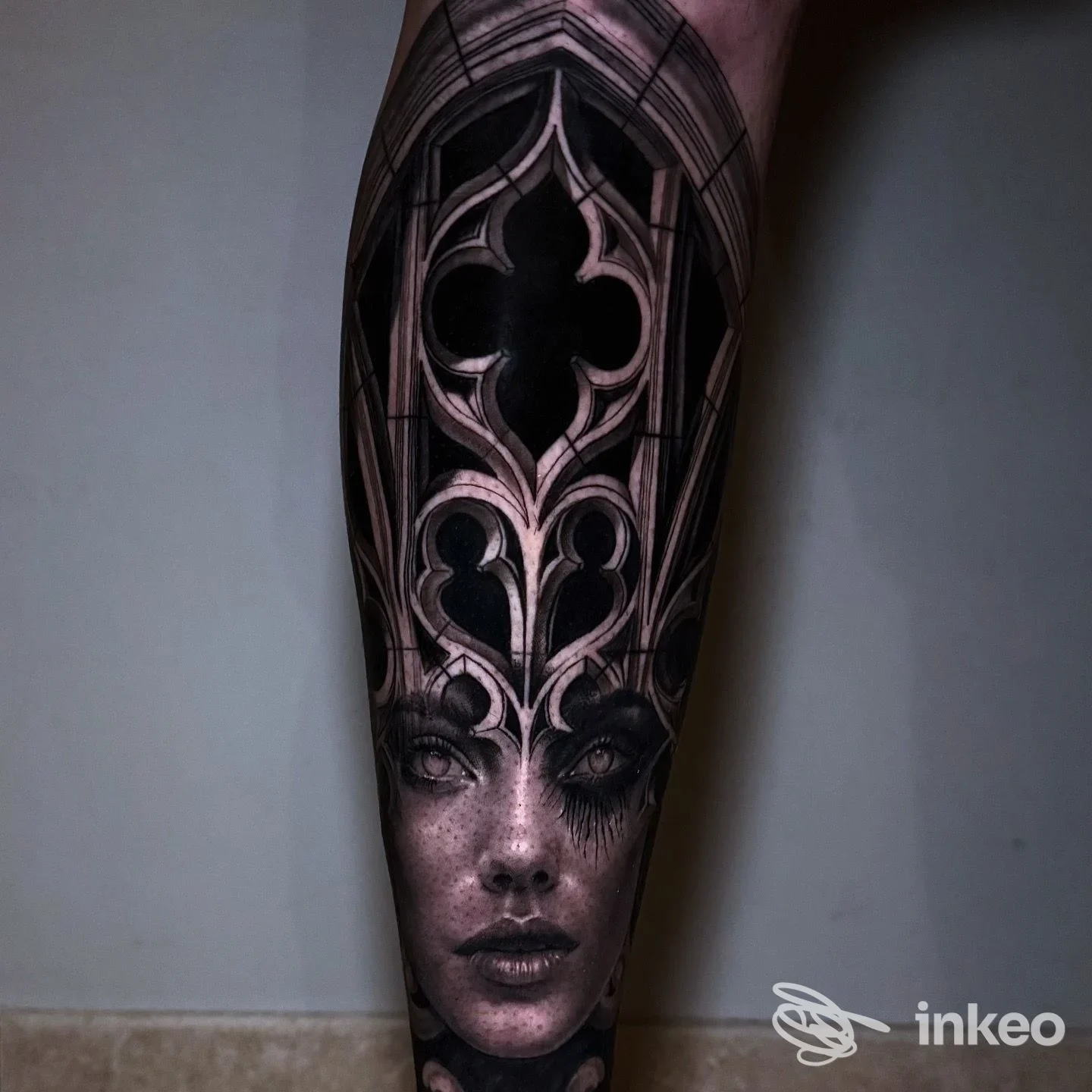 Tatuaggio realistico in bianco e nero su polpaccio con motivi a vetrata e ritratto femminile, Santopietro, Montemesola.