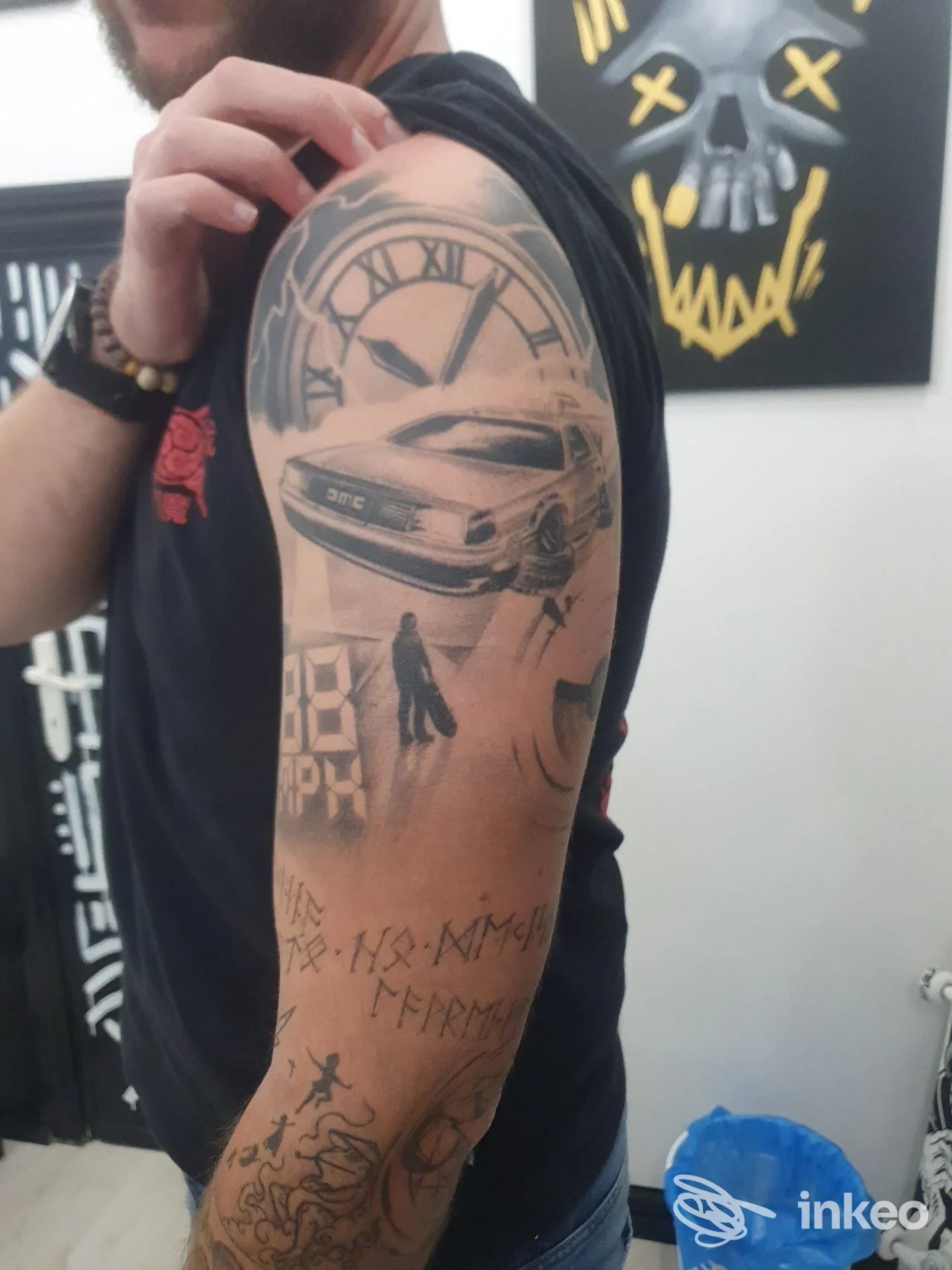 Braccio tatuato a manica con orologio e auto, foto fornita dallo studio VARISVARI di Cisternino.