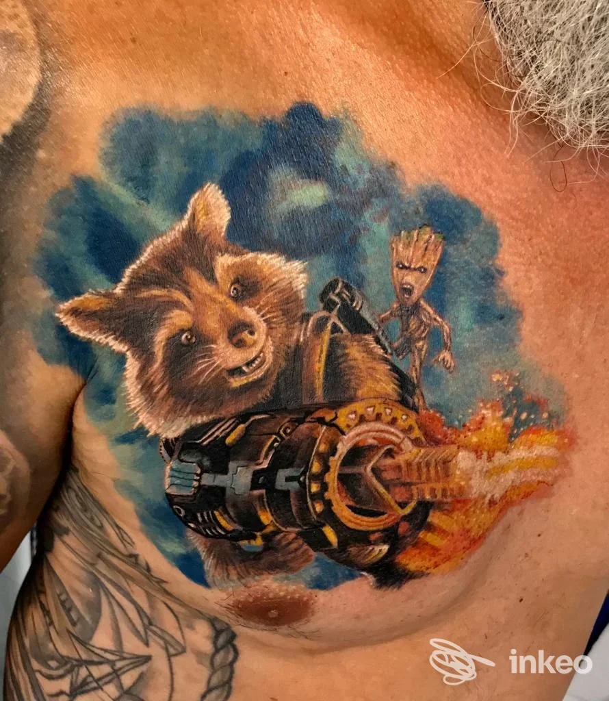 Tatuaggio realistico a colori sul petto con Rocket Raccoon e Groot, foto fornita da Sacred Art, Varazze.