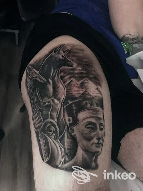 Tatuaggio black & grey su coscia raffigurante Anubi e profilo egizio, lavoro condiviso da Studio Shell a Silea.