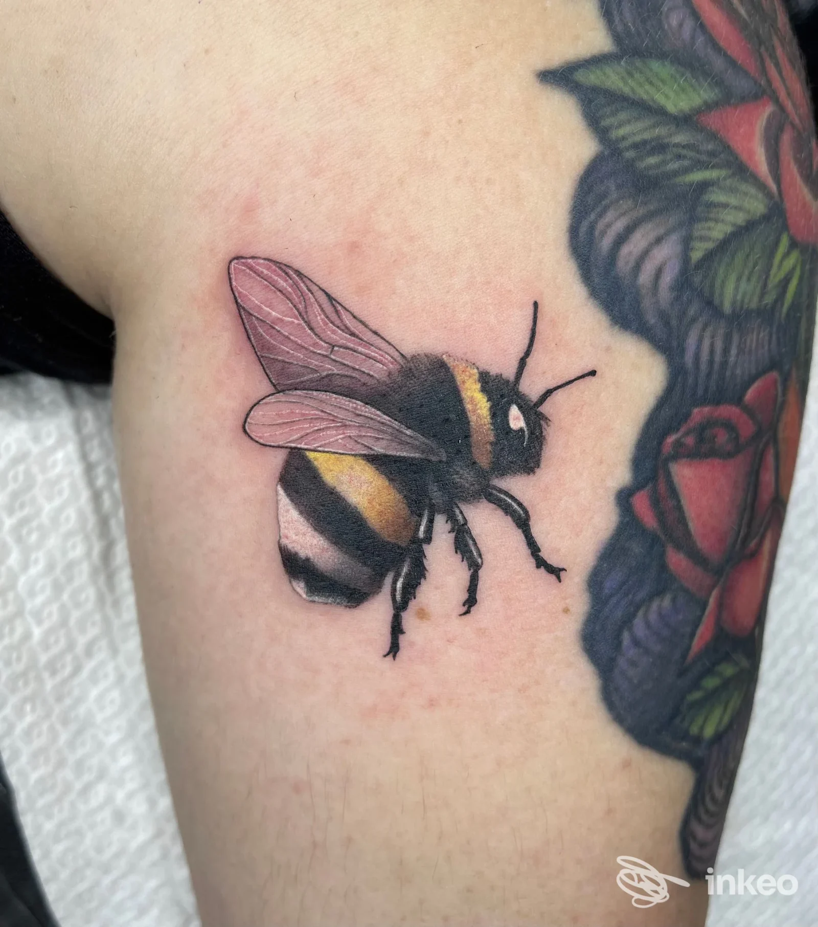 Tatuaggio a colori di un'ape sul braccio superiore, Mattia Draw Negro, Lecce.