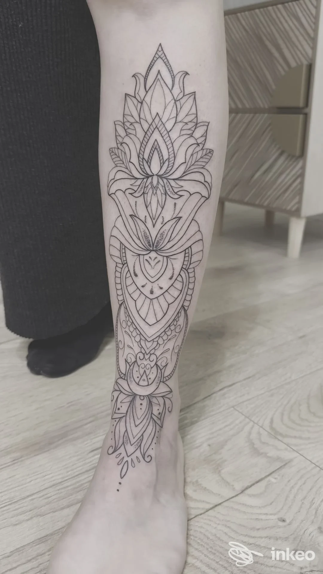 Tatuaggio ornamentale lineare sulla gamba e sul dorso del piede. Moonlight Tattoo Atelier, San Stino di Livenza.
