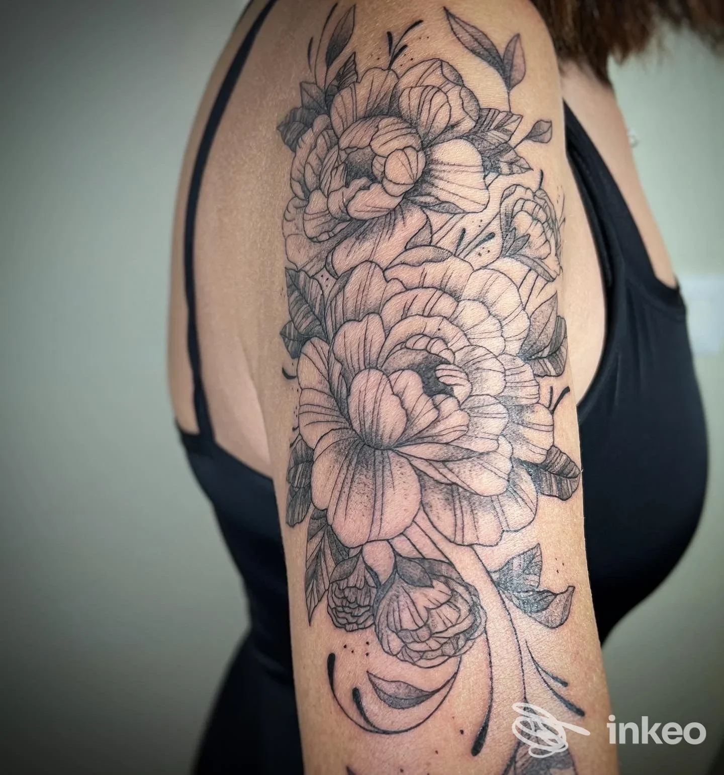 Tatuaggio floreale in bianco e nero sul braccio superiore, Smartattoo di Marta Barbiani, Bologna.