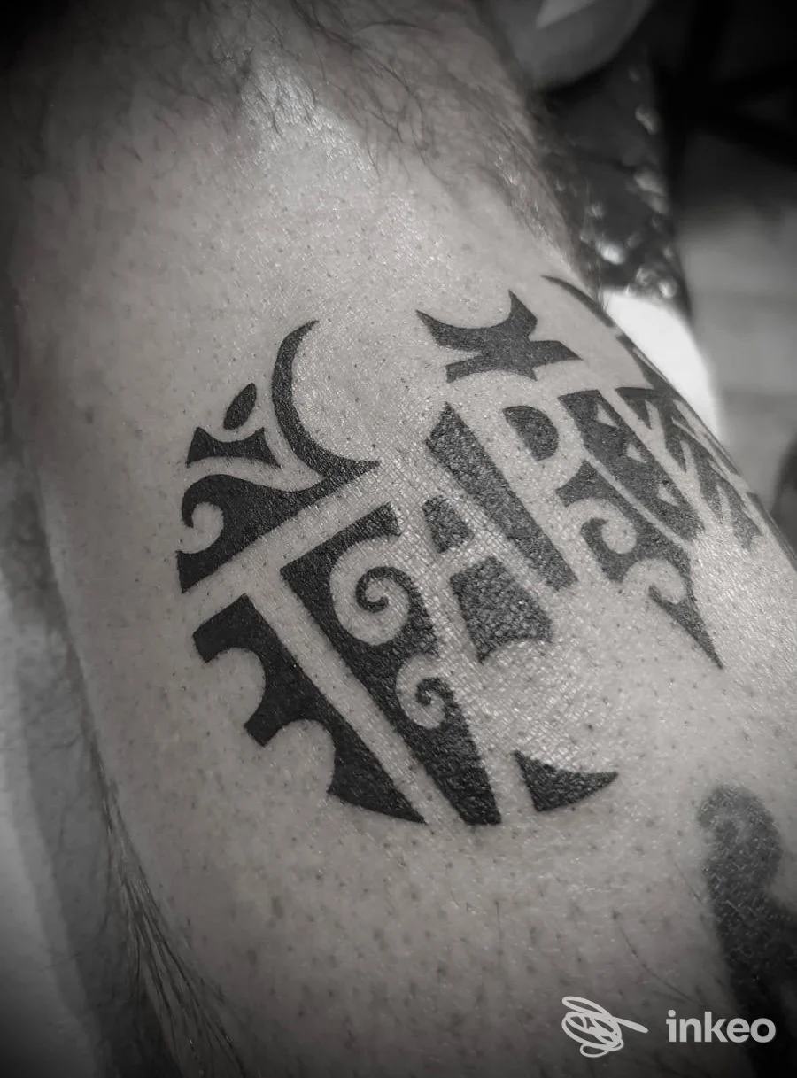 Tatuaggio tribale nero in primo piano sul braccio superiore, lavoro fotografato presso Smartattoo di Marta Barbiani a Bologna.