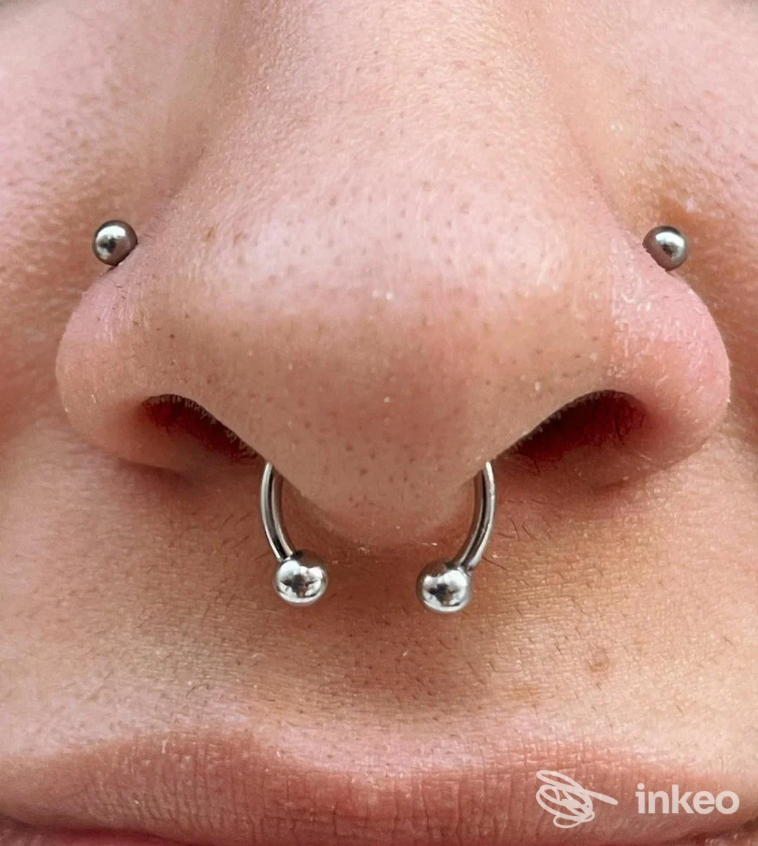 Primo piano dei piercing al setto e ai lati del naso, fotografati per Sonia Carzaniga Tattoo & Piercing a Burago di Molgora.