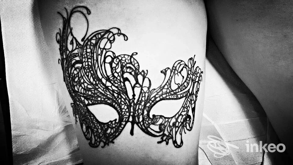 Tatuaggio a maschera ornamentale in nero sulla coscia, foto inviata da Skin Line a Pergine Valsugana, dettaglio del disegno e del tratto.