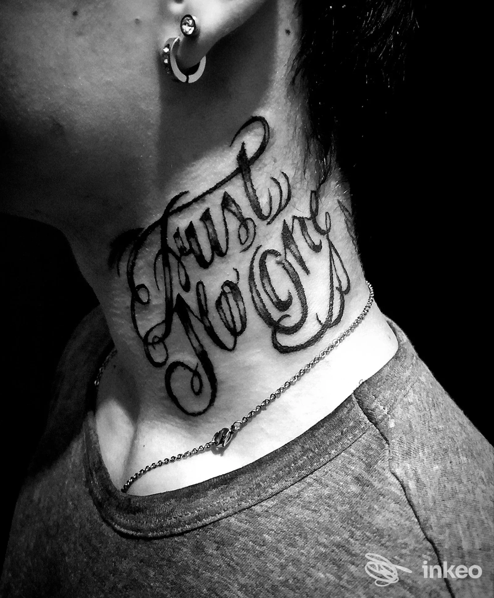 Tatuaggio lettering nero sul lato del collo, foto dallo studio L'Arte Sulla Pelle a Livorno.