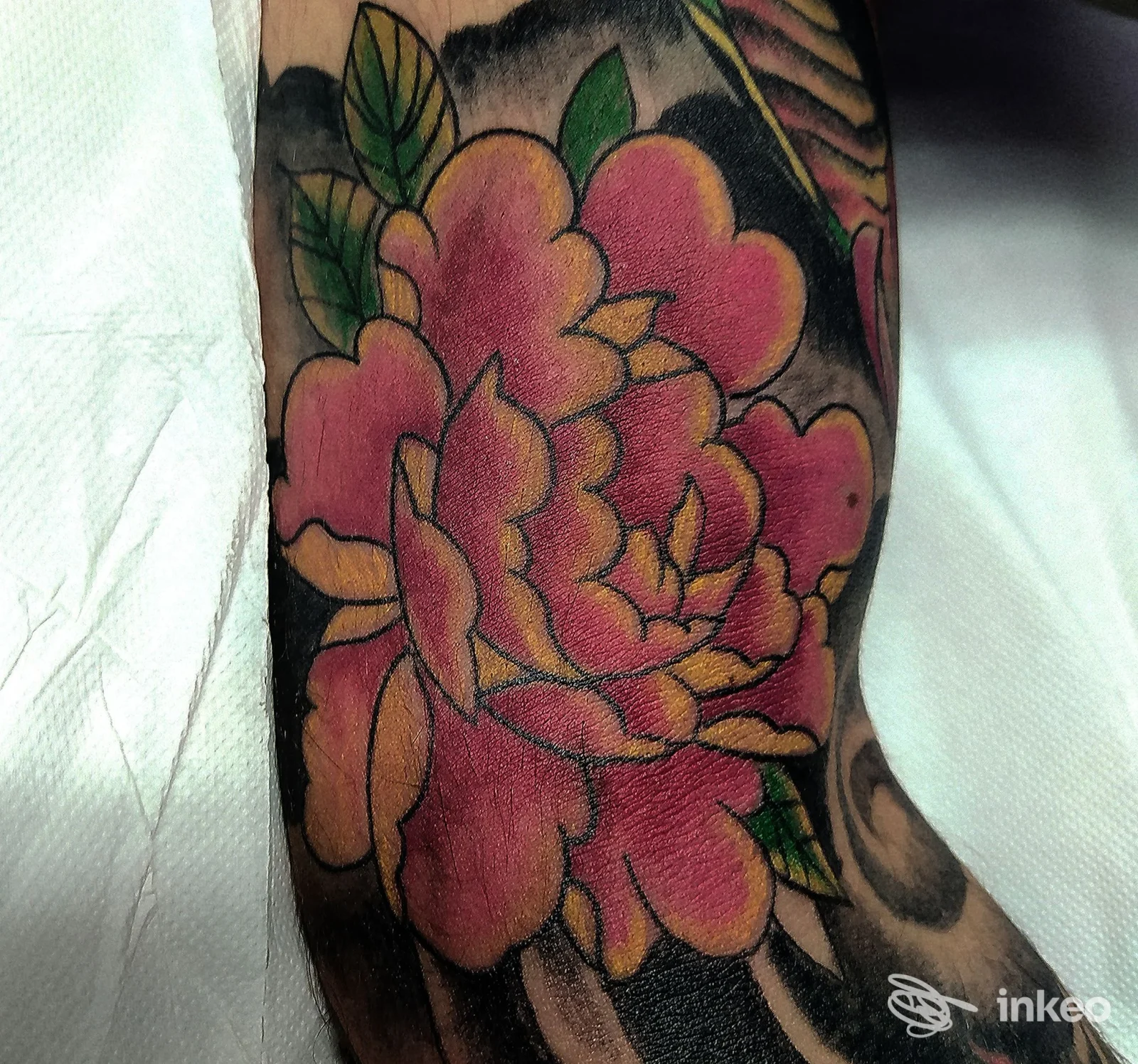 Primo piano di tatuaggio floreale colorato su avambraccio, foto fornita dallo studio L'Arte Sulla Pelle, Livorno.