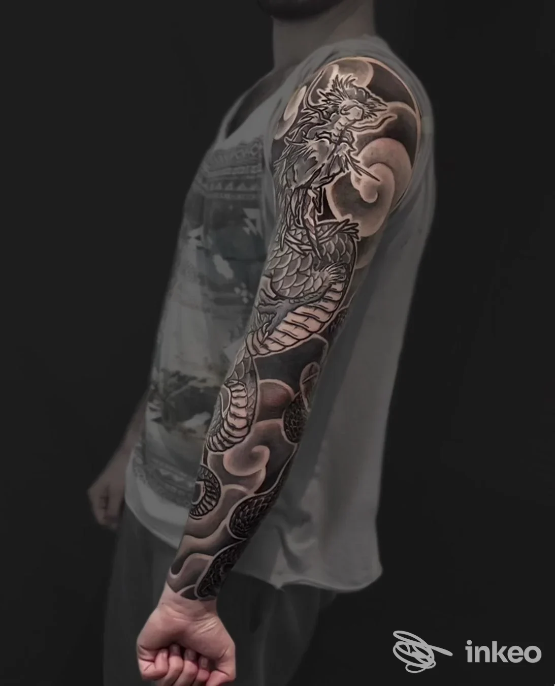 Manica completa con drago su braccio reale, foto condivisa da 彫毒 - Horidoku Tattoo a Seregno.