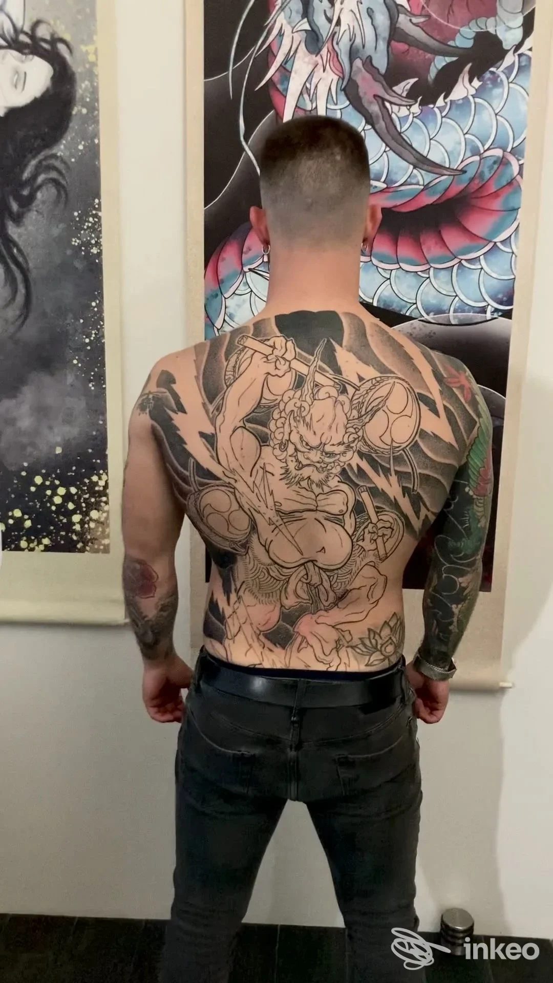 Grande tatuaggio sulla schiena di un cliente fotografato nel studio 彫毒 - Horidoku Tattoo a Seregno, vista posteriore del pezzo.