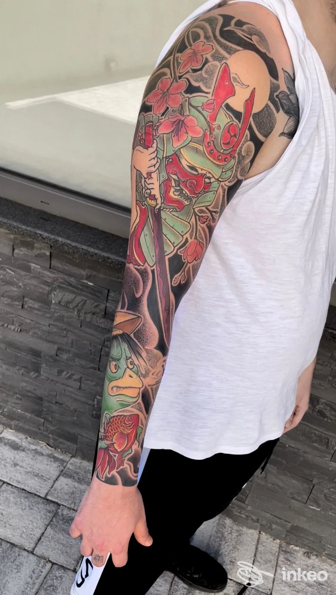 Manica tatuata in stile giapponese su braccio destro con figure e fiori, fotografia per 彫毒 - Horidoku Tattoo a Seregno.