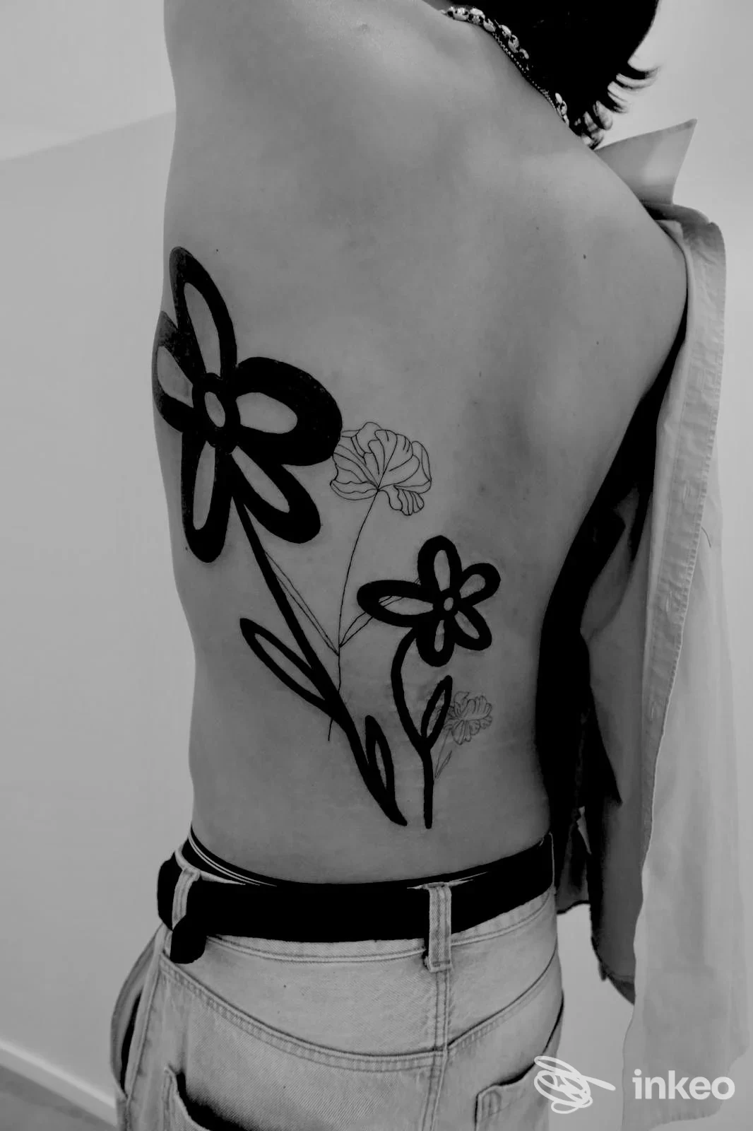 Tatuaggio floreale nero sul fianco di una persona, immagine fornita da Sartoria dell’Inchiostro Verona, Verona.