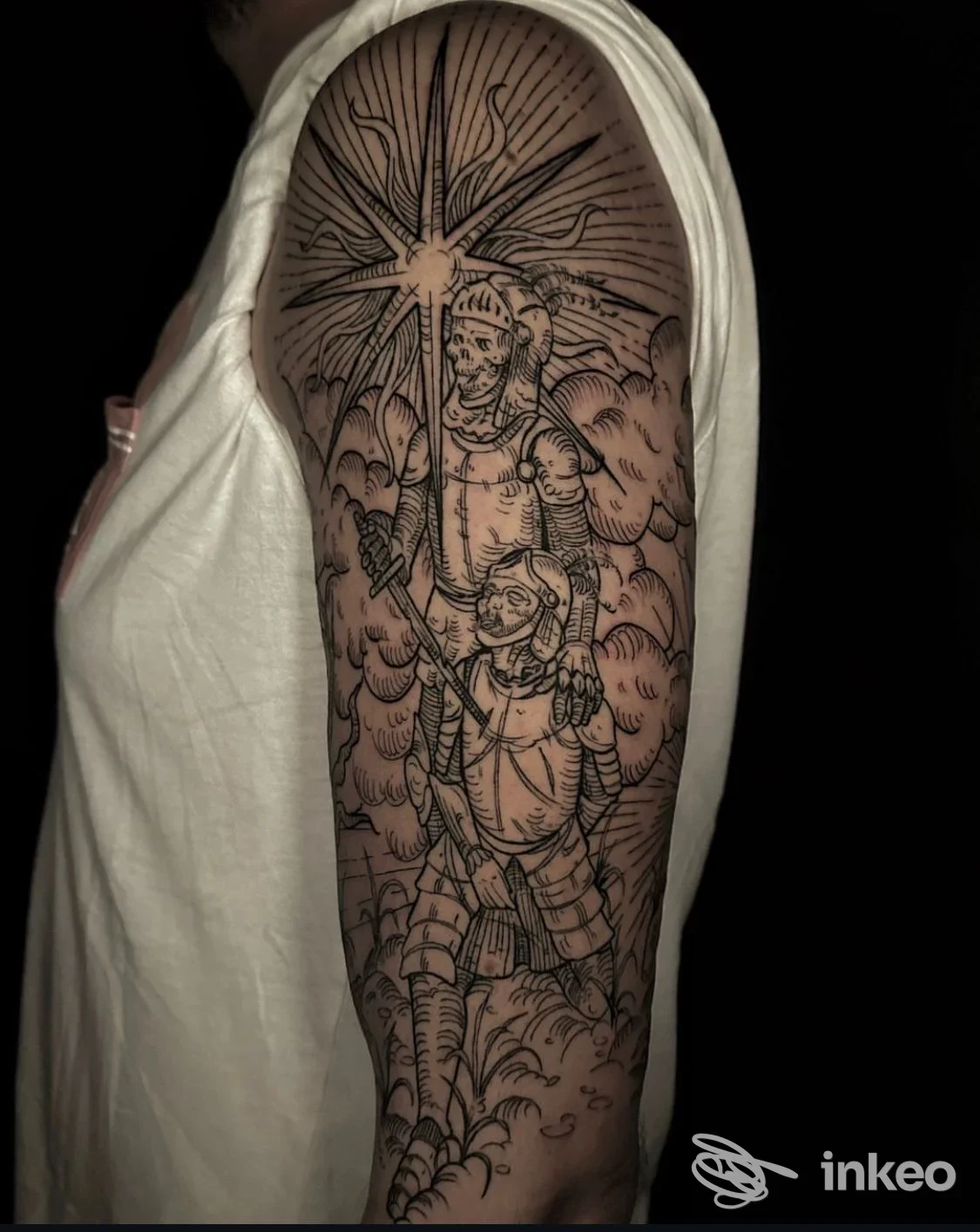 Tatuaggio blackwork/linework a manica parziale sul braccio superiore, Immortale Tattoo Potenza.