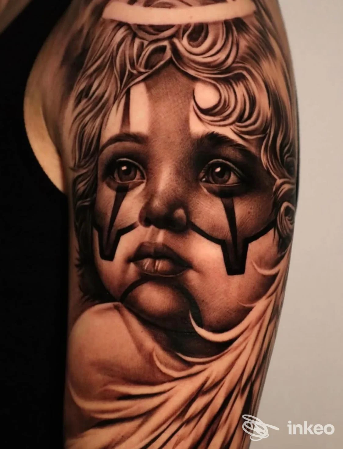Dettaglio di tatuaggio realistico su braccio superiore, ritratto in bianco e nero; lavoro di 𝕴𝖒𝖒𝖔𝖗𝖙𝖆𝖑𝖊 𝕿𝖆𝖙𝖙𝖔𝖔, Potenza.