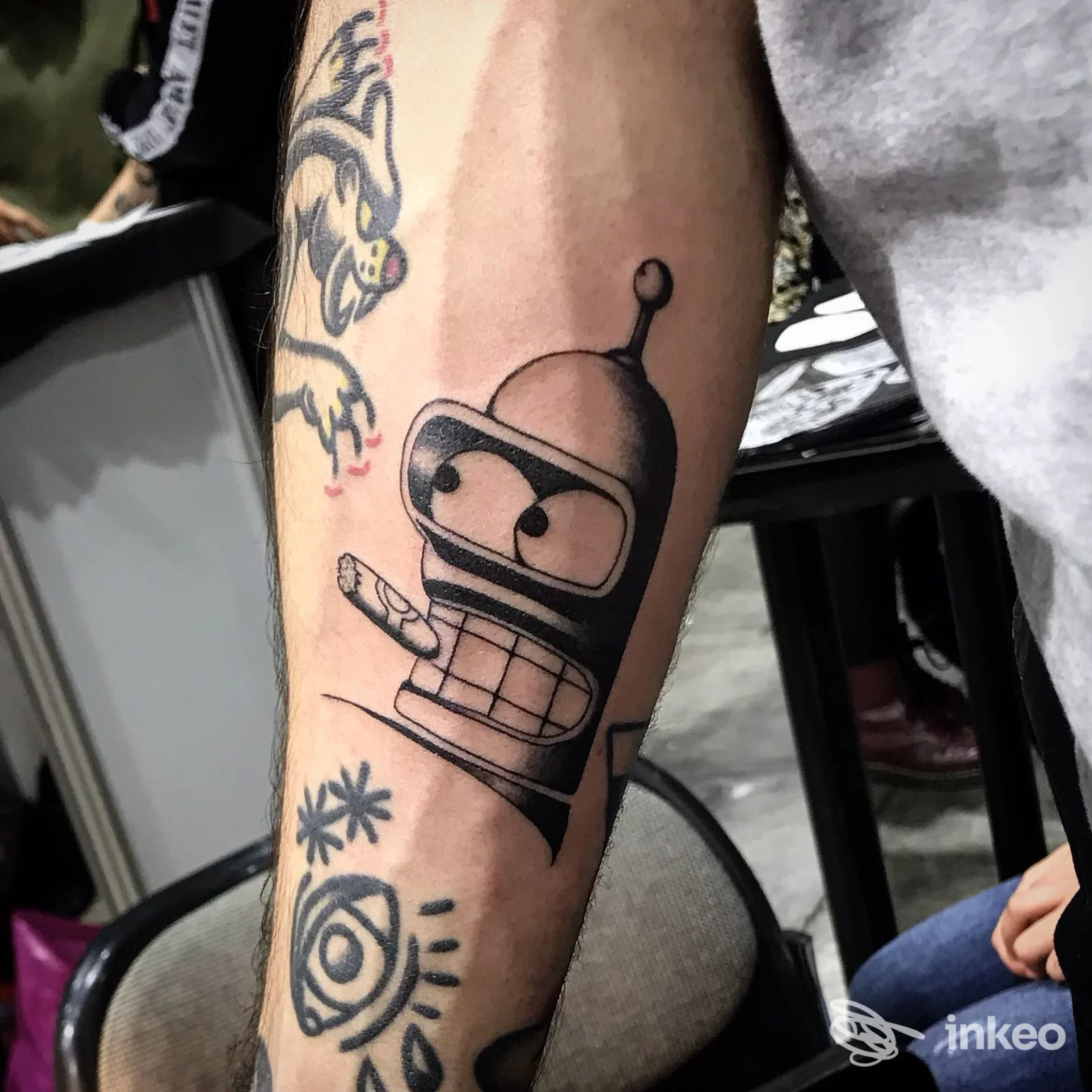 Tatuaggio cartoon di Bender sull'avambraccio, foto fornita da Old bones a Cogoleto.