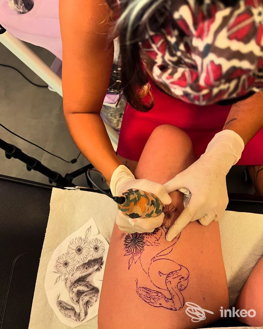 Tatuaggio in progress sulla coscia: stencil di un serpente e fiori eseguito nello studio nanArt a Vieste.