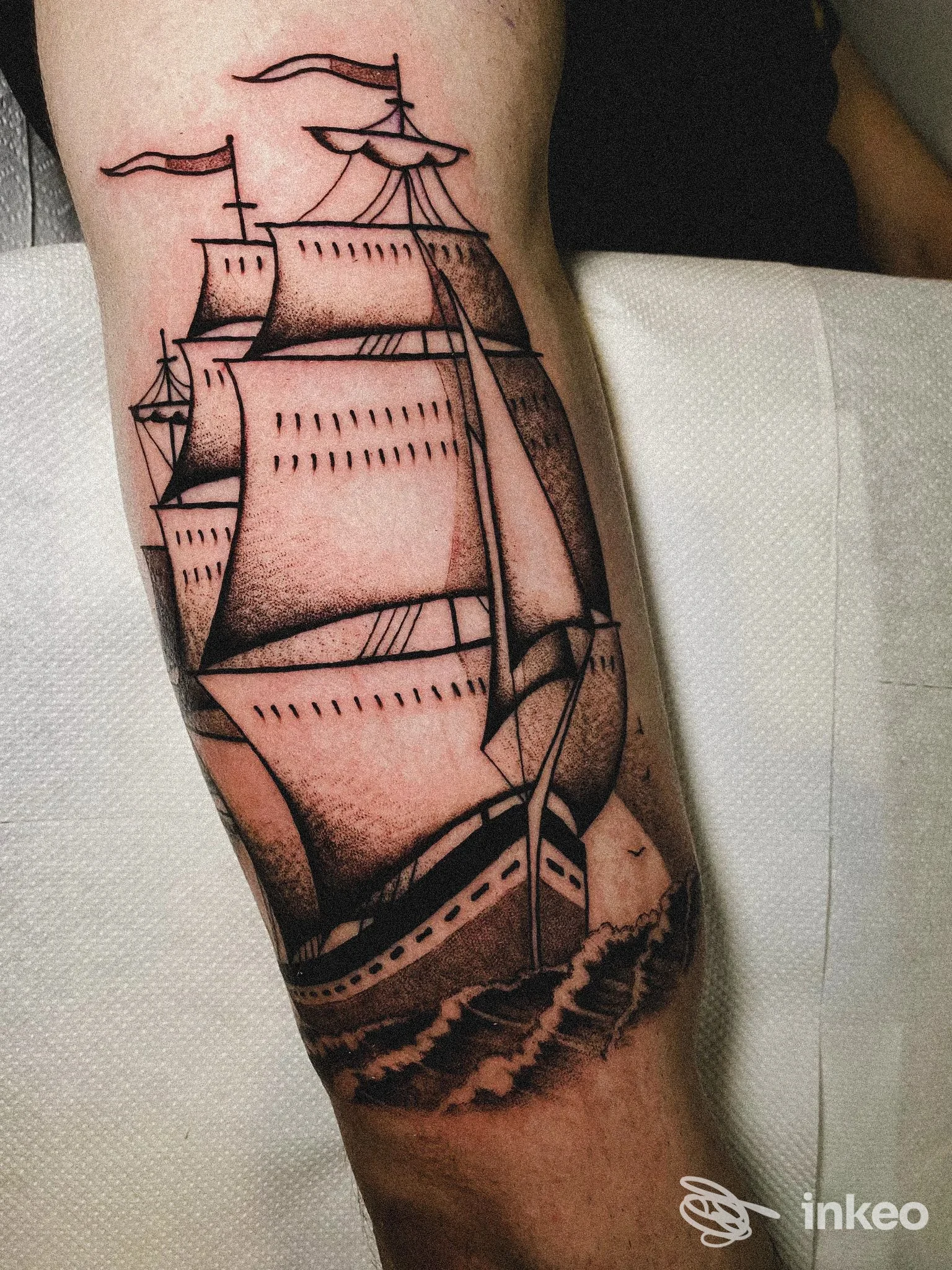 Tatuaggio di un veliero in bianco e nero sull'avambraccio, foto fornita da Lighthouse Factory, Pisa.
