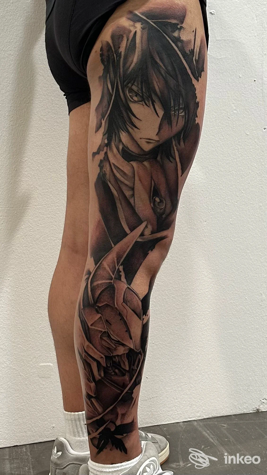Tatuaggio a tutta gamba con personaggio in bianco e nero, realizzato da Zerbo Tattoo and More a Moglia.