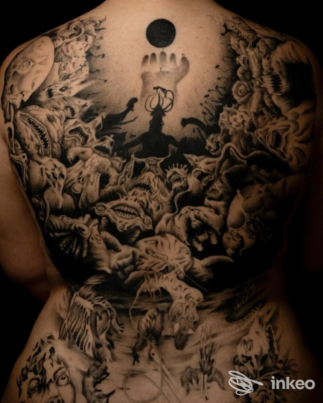 Grande tatuaggio in nero che copre la schiena, realizzato da Zerbo Tattoo and More a Moglia.