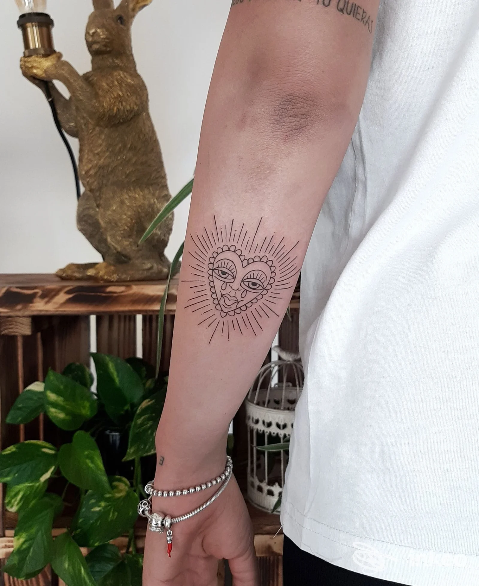Avambraccio tatuato con cuore stilizzato a linee sottili, foto fornita da Il Coniglio d'inchiostro a Ponzano Veneto.