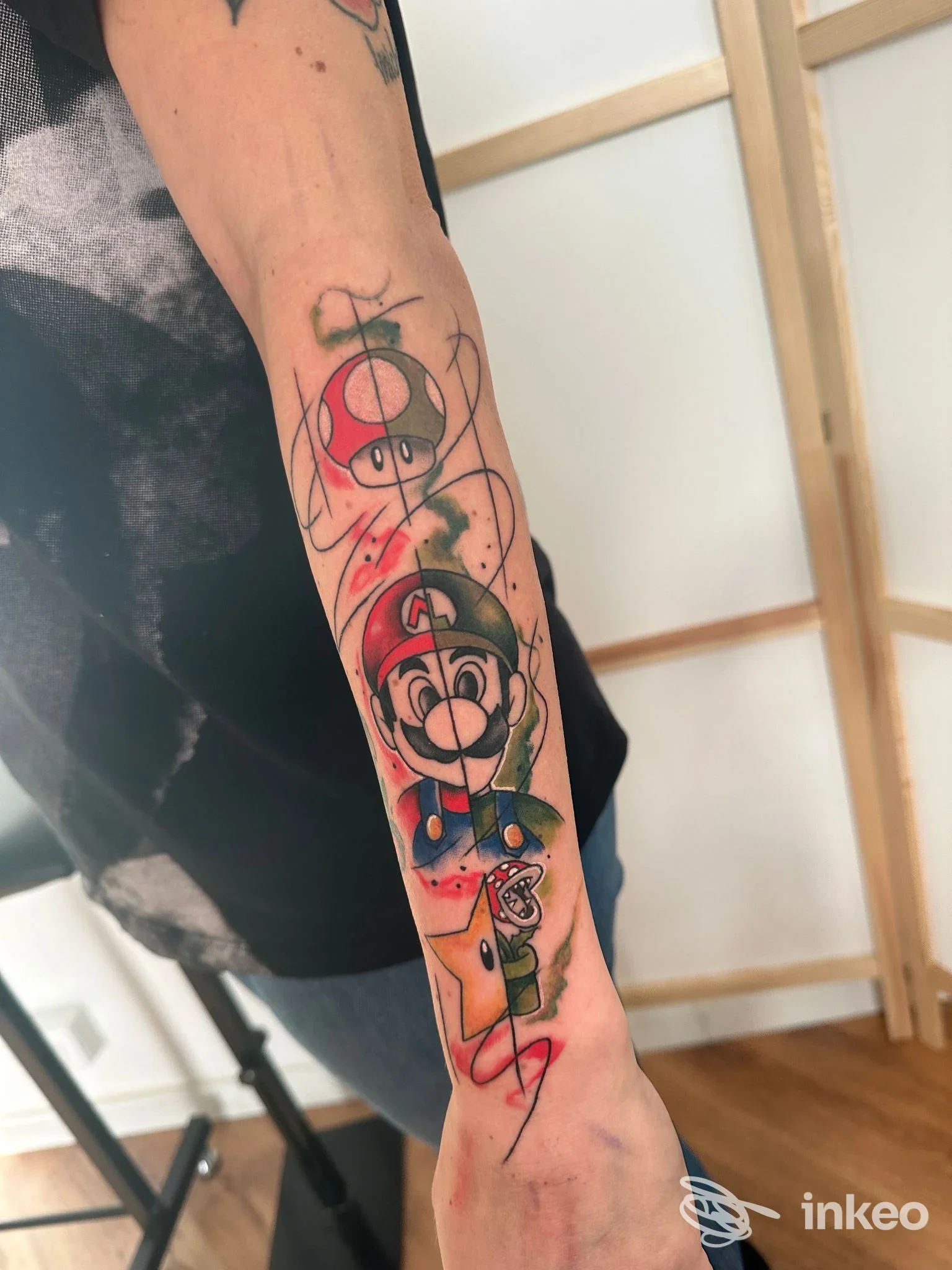 Tatuaggio a colori stilizzato con personaggio e fungo sull'avambraccio, fotografia singola eseguita da Morphosy a Grosseto.