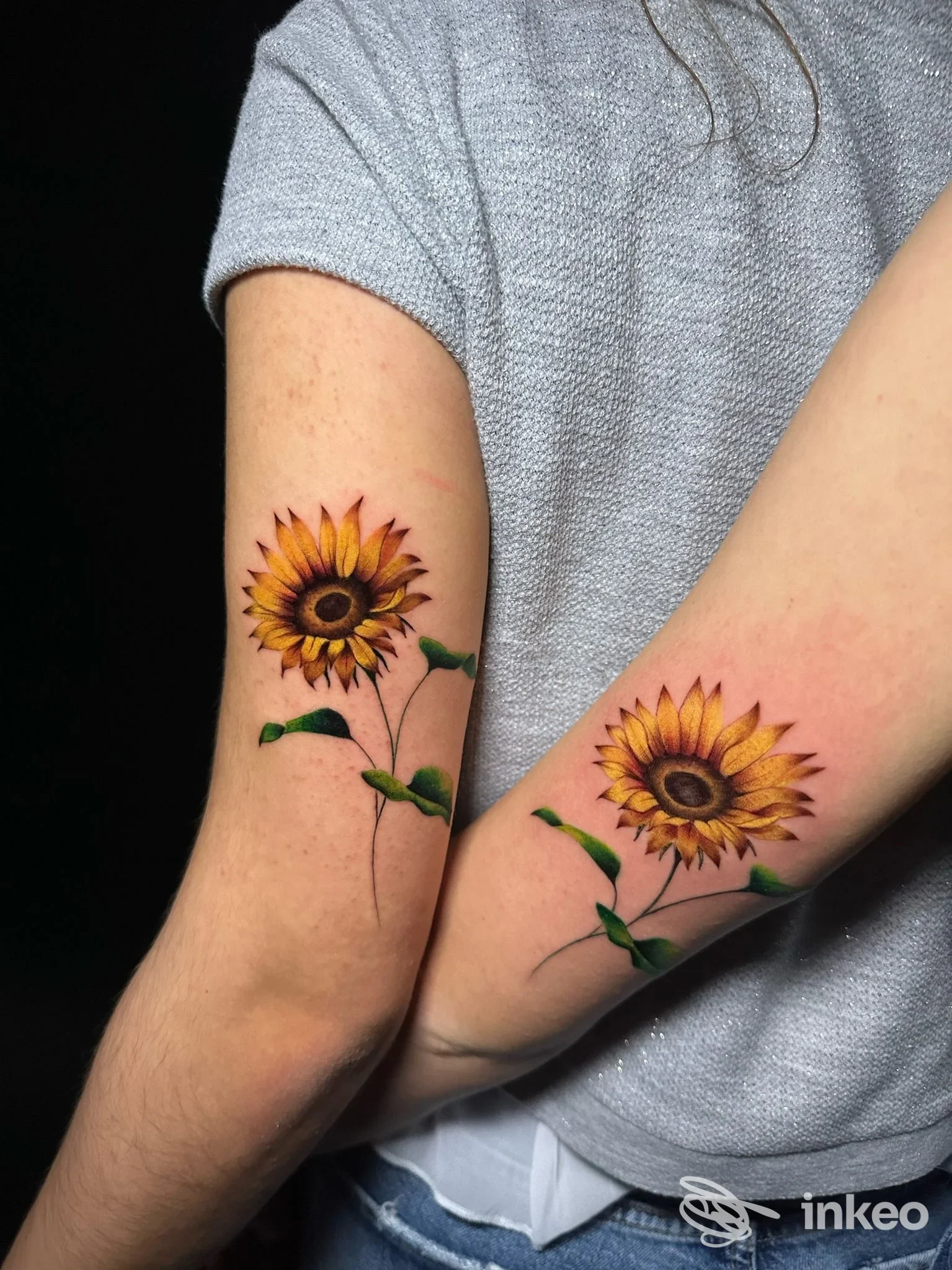 Due girasoli tatuati sugli avambracci, foto dello stile floreale eseguita per Atramento Studio ad Alessandria.