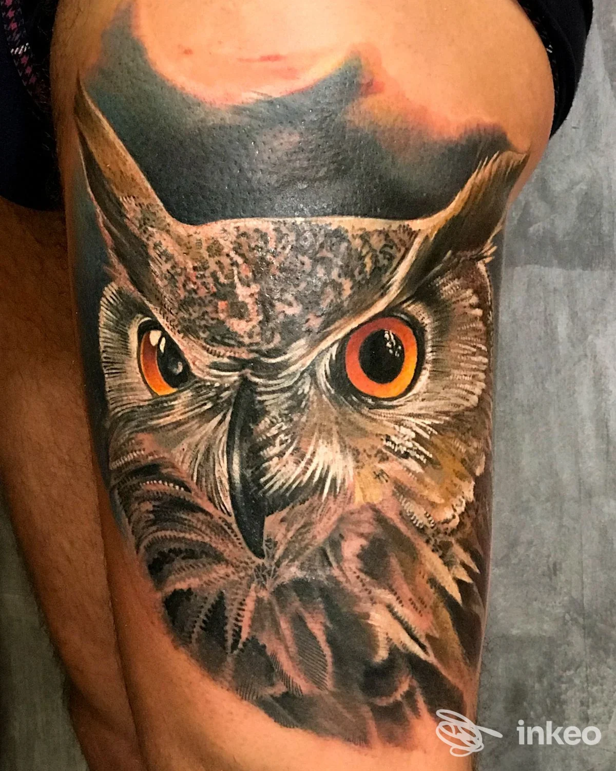 Tatuaggio realistico di un gufo sulla parte superiore della coscia, scatto dallo studio inkxs atelier a Trento.
