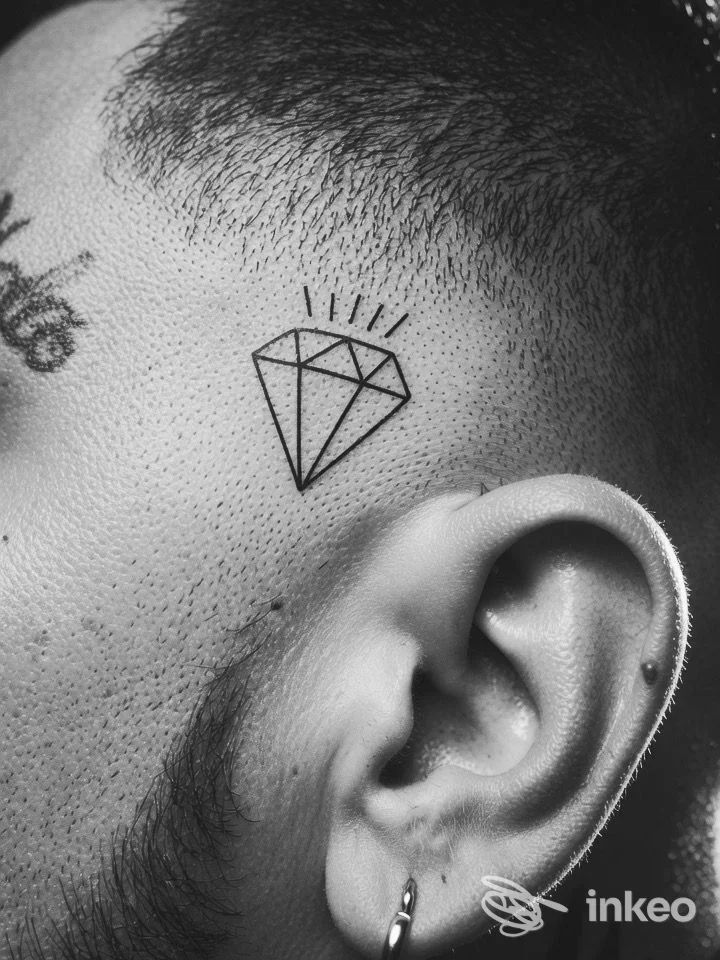 Tatuaggio a linea nera a forma di diamante sulla tempia, foto per Golden Studio a Colli al Metauro.