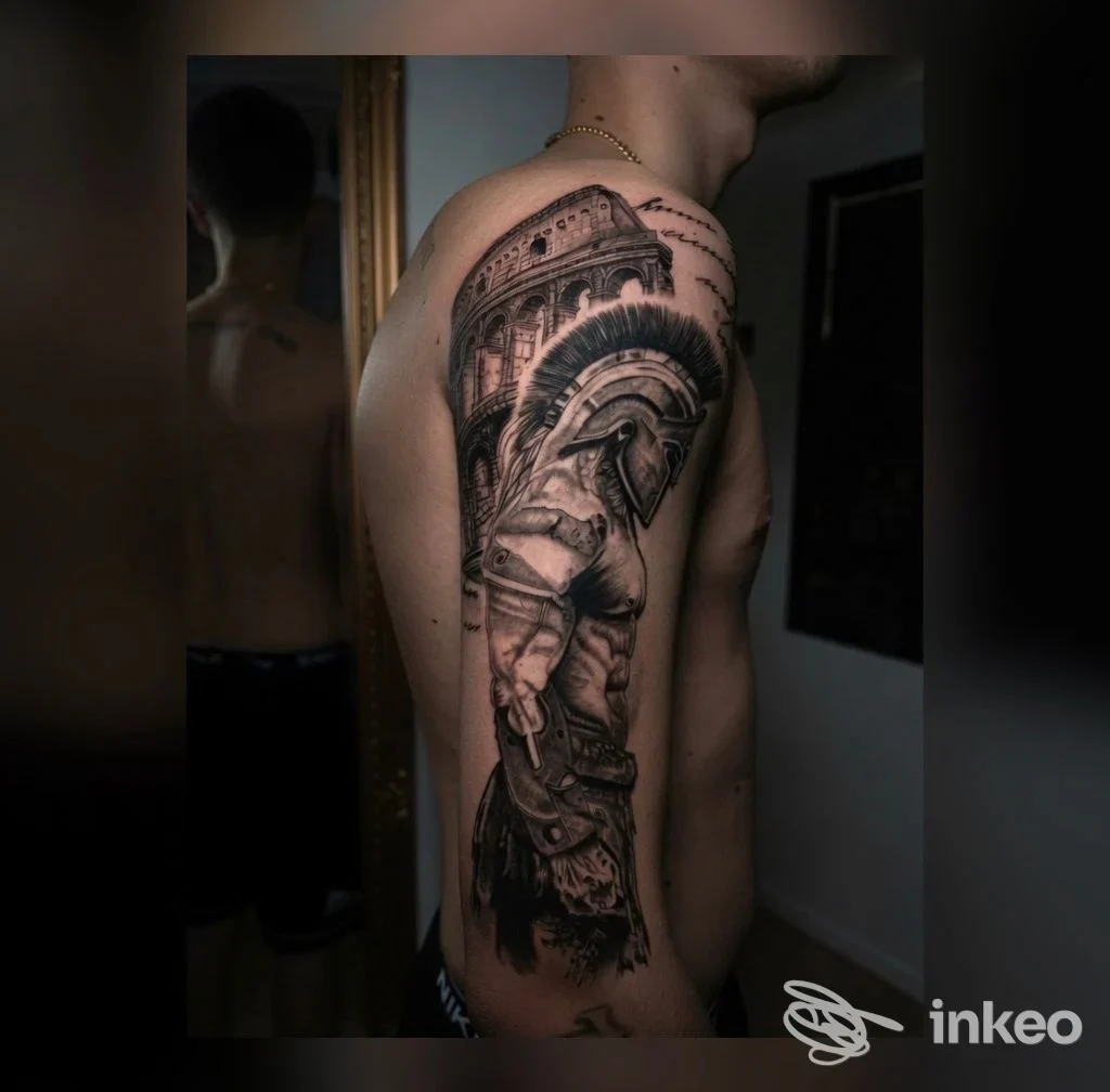 Grande tatuaggio realistico black & grey su spalla e braccio con centurione e Colosseo, Golden Studio, Colli al Metauro.