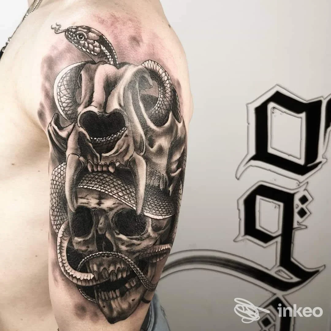 Tatuaggio black & grey con teschi e serpente sul braccio realizzato da Box Tat2 Studio a Palermo.