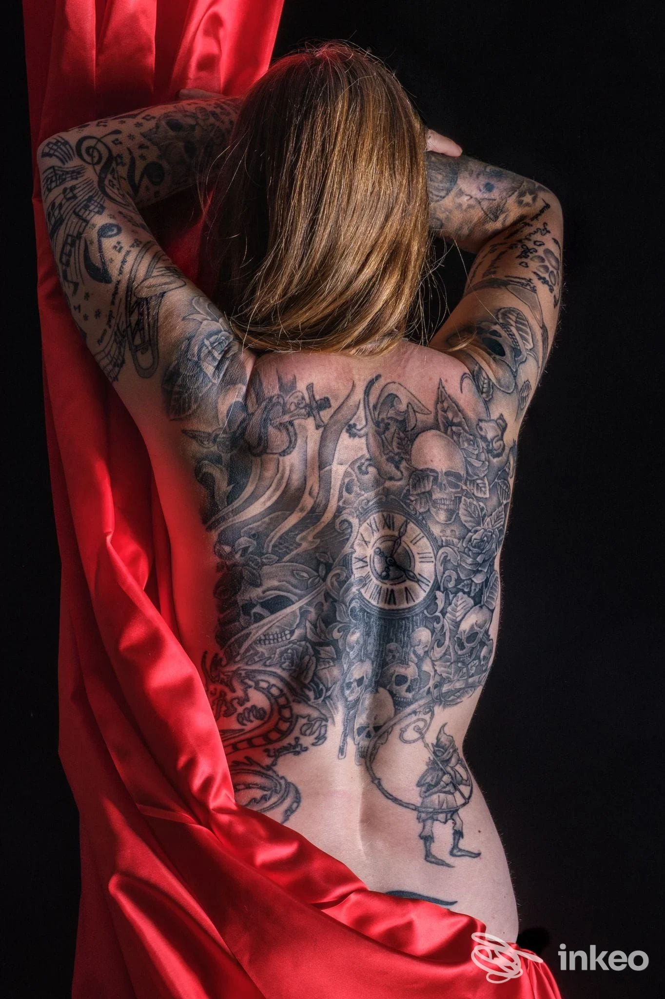 Ampia schiena tatuata in stile black & grey con dettagli su braccia, foto per Mano Libera Di Lanza Gianluca, Biella.