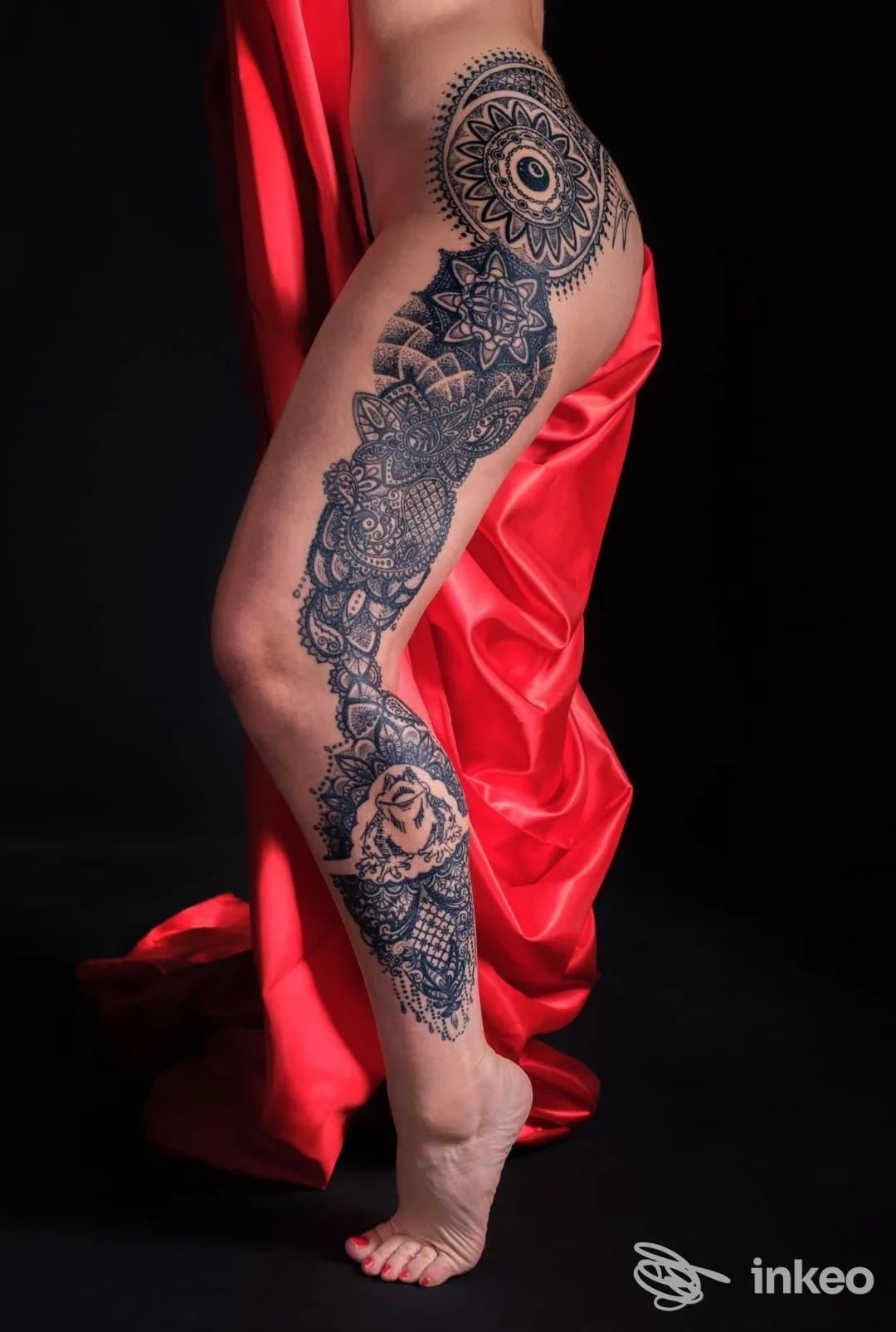 Gamba ritratta di profilo con grande tatuaggio ornamentale/mandala che copre fianco, coscia e polpaccio — Mano Libera Di Lanza Gianluca, Biella.