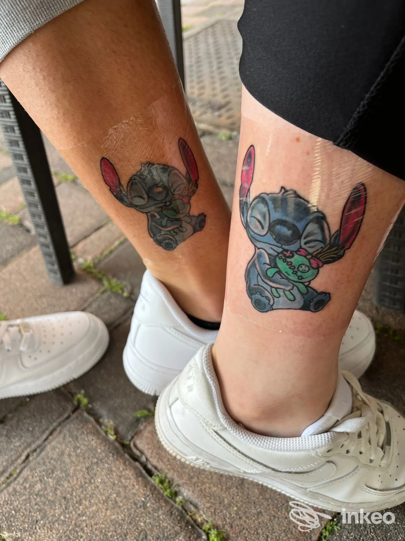 Due tatuaggi colorati di stile cartoon sull'interno caviglia, con pellicola protettiva; Black Star, Venezia.