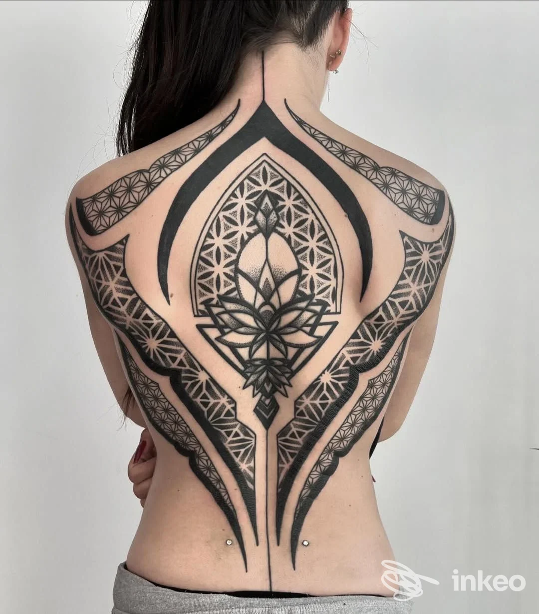 Grande tatuaggio geometrico nero sulla schiena fotografato per Kinda Linda Tattoo, Bologna.