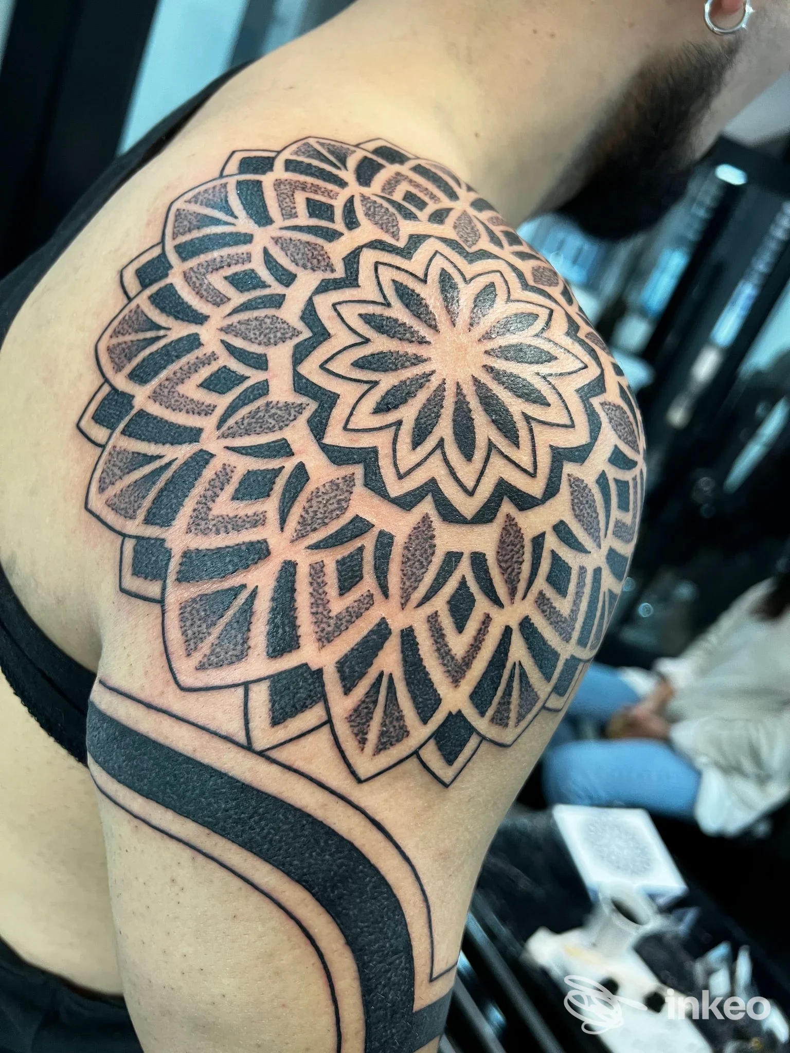 Grande tatuaggio mandala nero sulla spalla, fotografia scattata nello studio Kinda Linda Tattoo a Bologna.