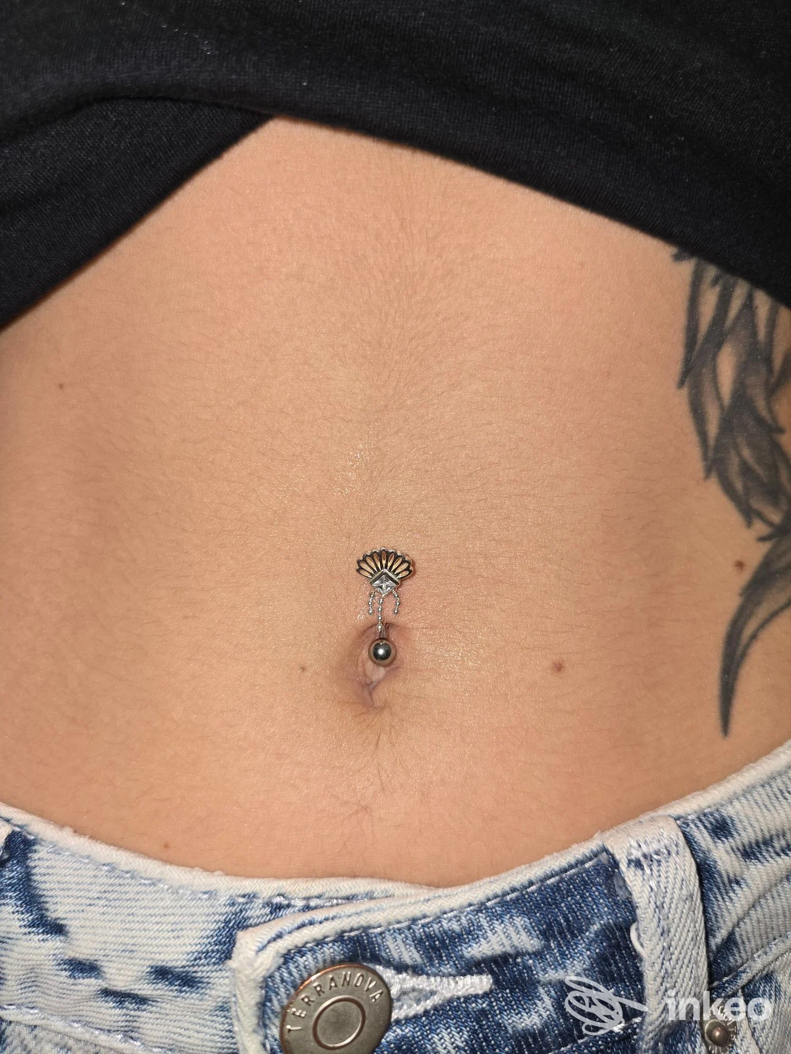Piercing all'ombelico fotografato in primo piano, Inkme Studio Tattoo & Piercing, Monopoli.