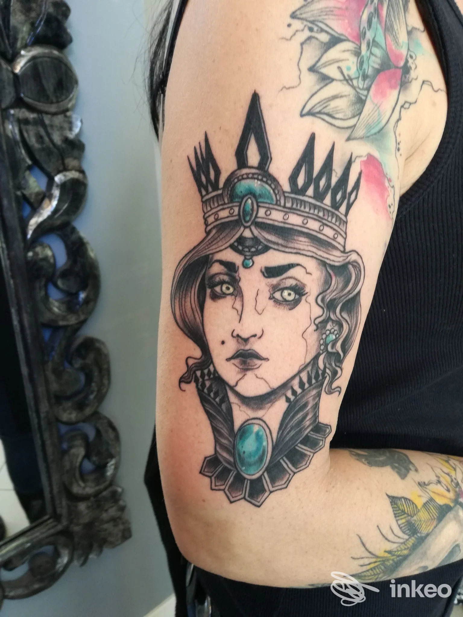 Tatuaggio su braccio superiore raffigurante volto femminile con corona e gemme, eseguito da Inksanity di Bracci Giulio a San Vincenzo.
