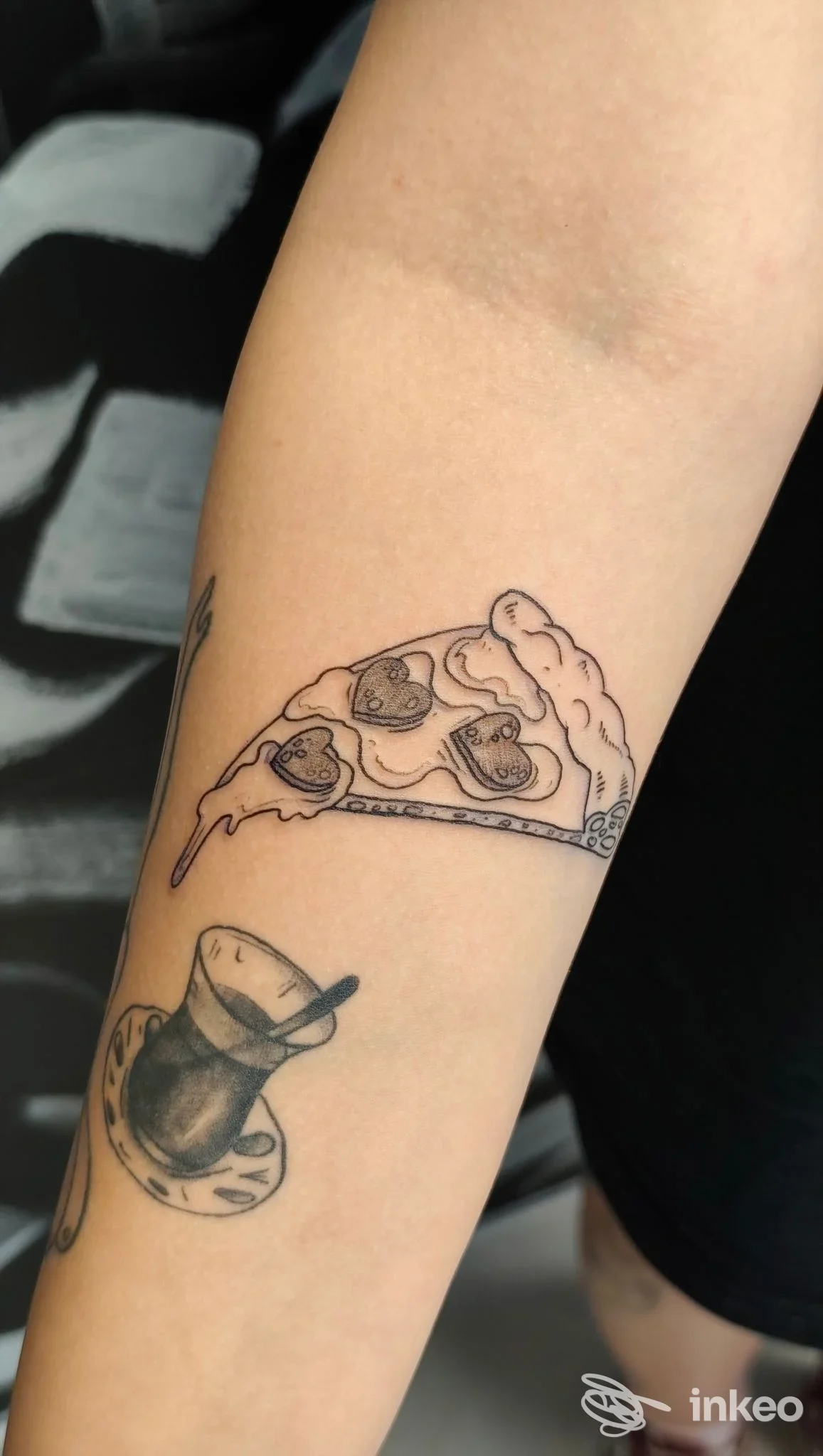 Tatuaggi a linee sottili su avambraccio: fetta di pizza e tazzina, realizzati da Inksanity di Bracci Giulio a San Vincenzo.
