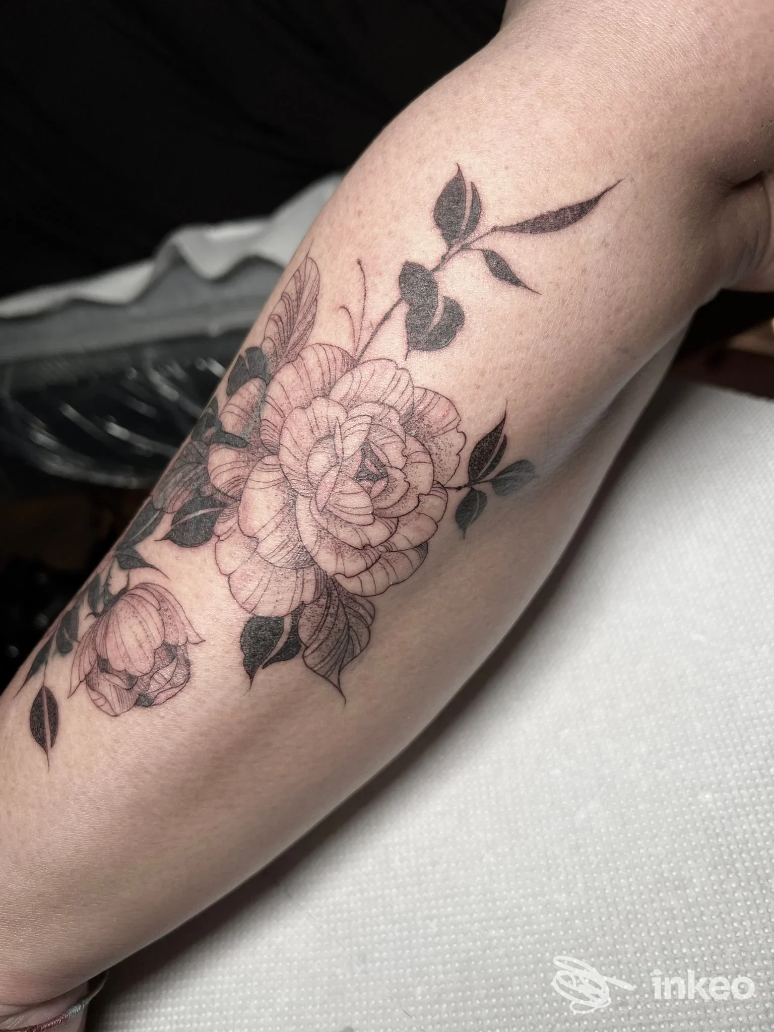 Tatuaggio floreale in bianco e nero su avambraccio realizzato da La Mariposa Tattoo Studio a Roma.