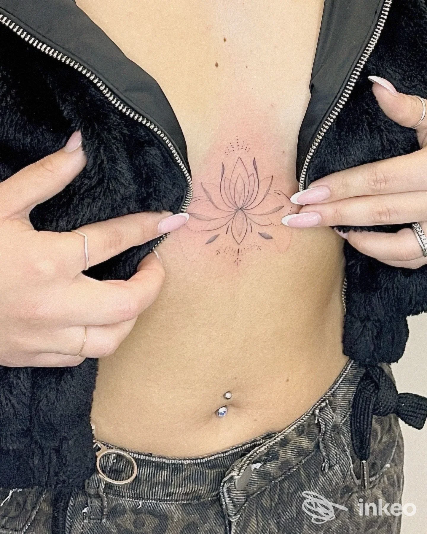 Dettaglio di un tatuaggio a loto sullo sterno, foto fornita da AMBER TATTOO E PIERCING, Ciampino.