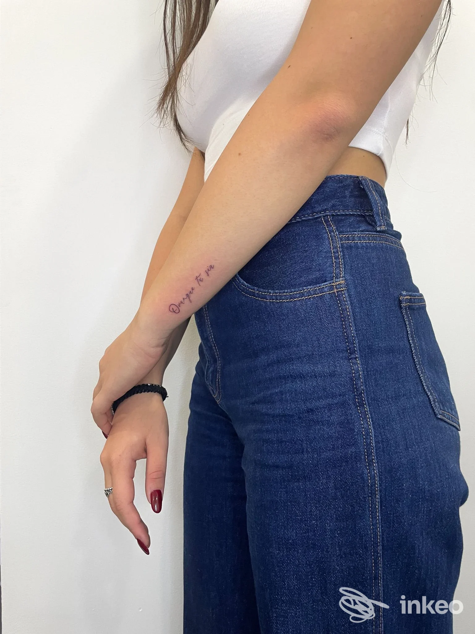 Primo piano di un tatuaggio lettering sull'avambraccio interno, foto fornita da AMBER TATTOO E PIERCING, Ciampino.